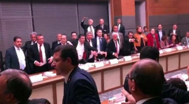 Anayasa Komisyonunda yine tartışma çıktı! Salondan sloganlar yükseliyor Anayasa Komisyonunda yine tartışma çıktı! Salondan sloganlar yükseliyor
