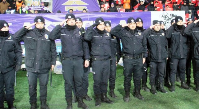 Ankara’da polisler unutulmadı Ankara’da polisler unutulmadı