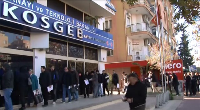 Antalya’da faizsiz 50 bin TL kuyruğu Antalya’da faizsiz 50 bin TL kuyruğu