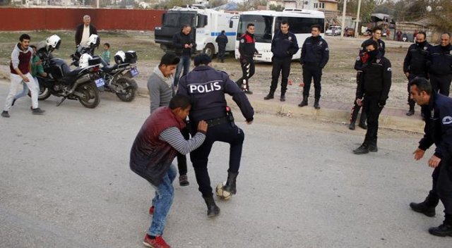 Antalya’da polis, çocuklarla top oynadı
