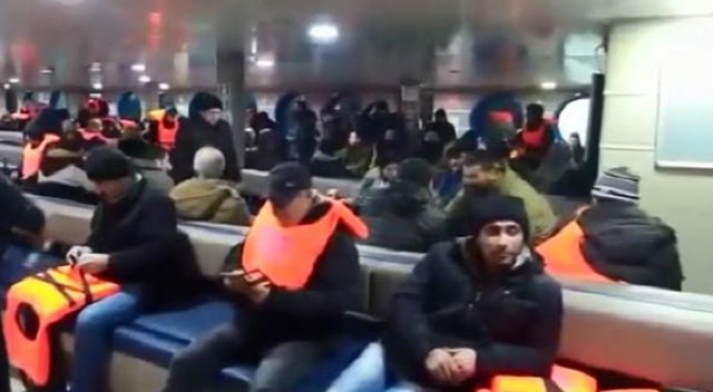 Arabalı feribotta panik!