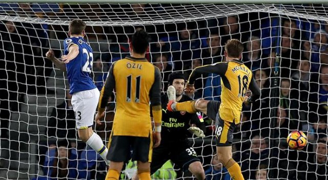 Arsenal&#039;e zirve yolunda darbe