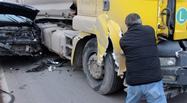 Asit tankeri karşı şeritteki otomobile çarptı