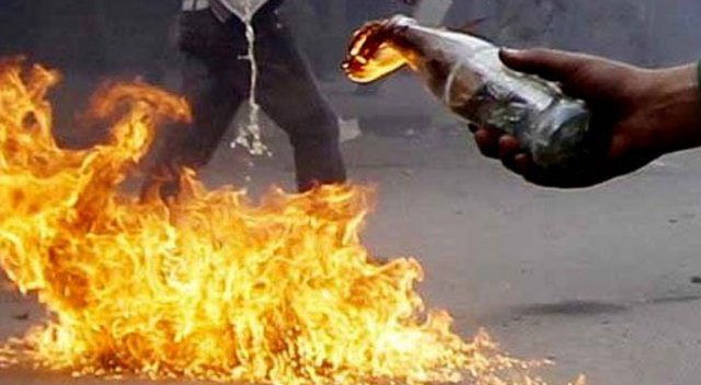 Atina'da troleybüslere molotofkokteyli ile saldırı Atina'da troleybüslere molotofkokteyli ile saldırı