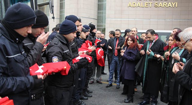Avukatlardan Çevik Kuvvet’e Kur’an-ı Kerim ve Türk bayrağı Avukatlardan Çevik Kuvvet’e Kur’an-ı Kerim ve Türk bayrağı