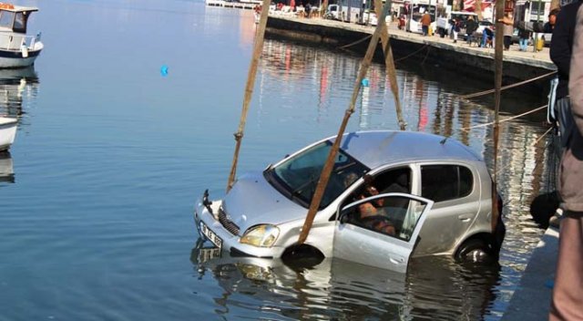 Ayvalık'ta denize uçan kadın sürücü sağ kurtuldu Ayvalık'ta denize uçan kadın sürücü sağ kurtuldu