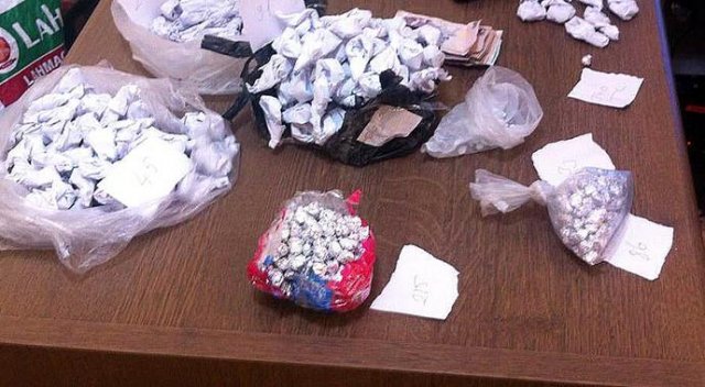 Baca deliğinden uyuşturucu çıktı Baca deliğinden uyuşturucu çıktı