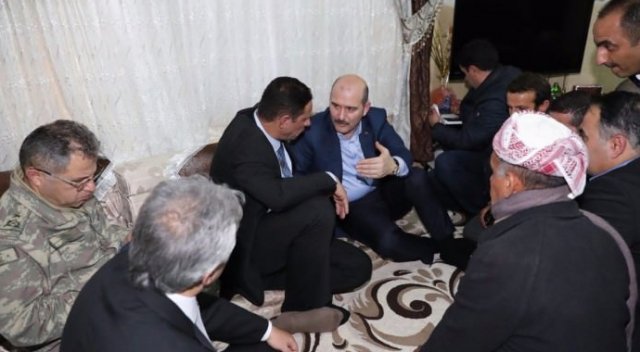 Bakan Soylu'ya Hakkari'de sevgi seli! Bakan Soylu'ya Hakkari'de sevgi seli!