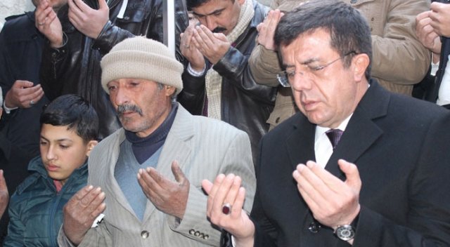 Bakan Zeybekçi şehit ailesini ziyaret etti Bakan Zeybekçi şehit ailesini ziyaret etti
