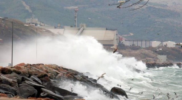 Bandırma&#039;da fırtına deniz ulaşımını aksattı