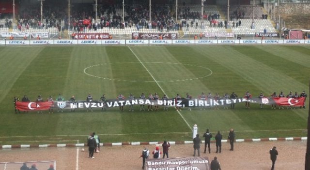 Bandırmaspor ve Sivasspor sahaya polis üniformasıyla çıktı