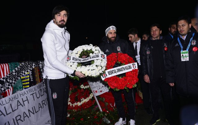 Beşiktaş’ın yıldızları Şehitler Tepesi’ne çelenk bıraktı