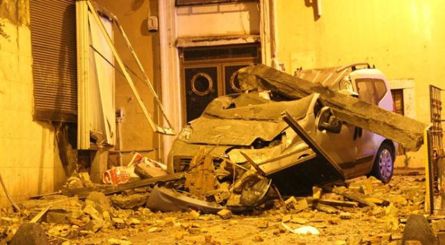 Beyoğlu’nda 3 katlı binanın duvarı çöktü Beyoğlu’nda 3 katlı binanın duvarı çöktü