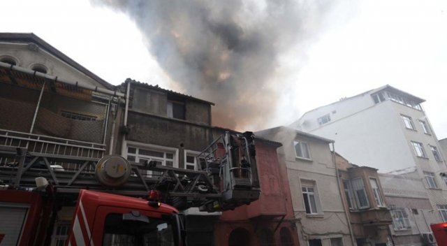 Beyoğlu&#039;nda yangın: 1 ölü