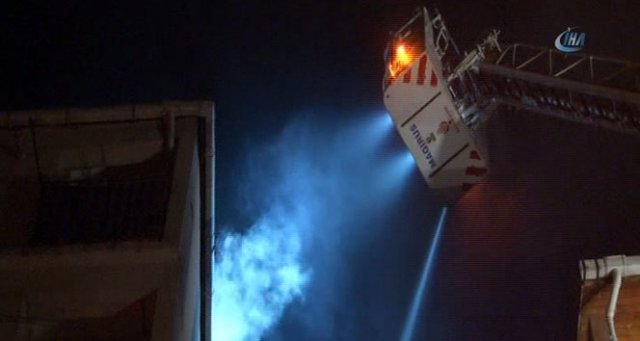 Beyoğlu’nda yangın! Mahalleli sokağa döküldü Beyoğlu’nda yangın! Mahalleli sokağa döküldü