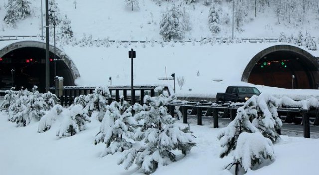 Bolu Dağı'nda kar ulaşımı felç etti Bolu Dağı'nda kar ulaşımı felç etti