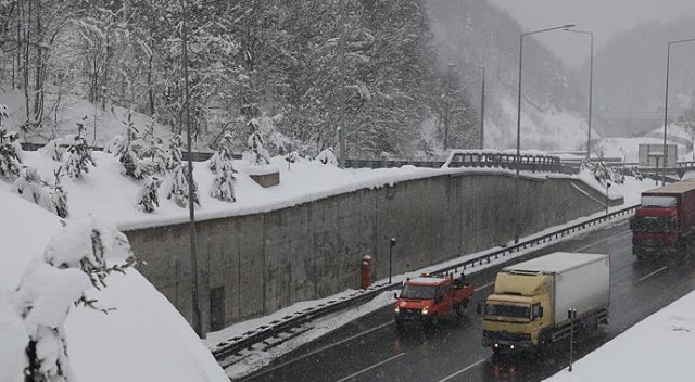 Bolu Dağı'nda kar yağışı ve yoğun sis Bolu Dağı'nda kar yağışı ve yoğun sis