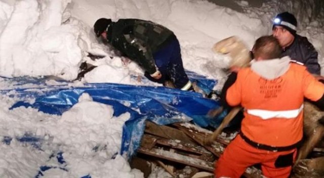 Bursa'da ağıl çöktü, 300 koyun kar altında kaldı Bursa'da ağıl çöktü, 300 koyun kar altında kaldı