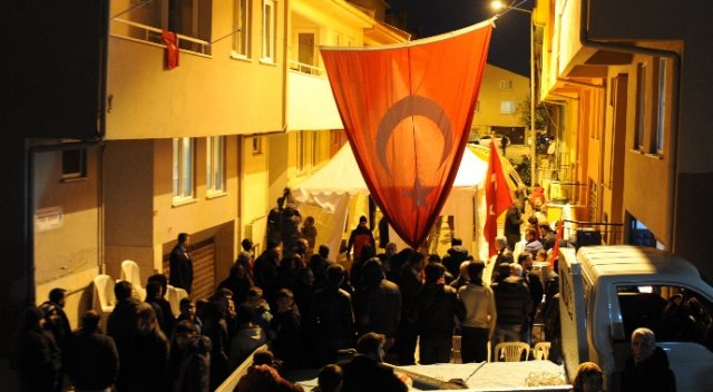Bursalı şehidin evinde bayrak nöbeti Bursalı şehidin evinde bayrak nöbeti
