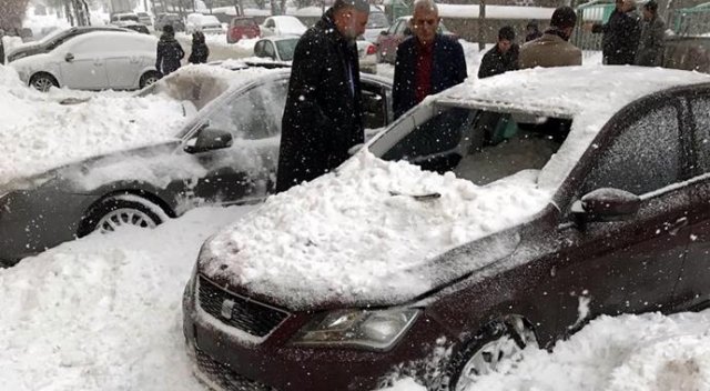 Çatıdan düşen kar kütlesi 3 aracı hurdaya çevirdi Çatıdan düşen kar kütlesi 3 aracı hurdaya çevirdi