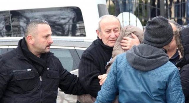 Cenazeye katılan iş adamı tepki gösterilince ağlayarak camiden ayrıldı