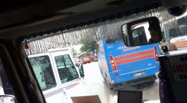 Cep telefonuyla konuşan şoför yolcuların canını hiçe saydı Cep telefonuyla konuşan şoför yolcuların canını hiçe saydı