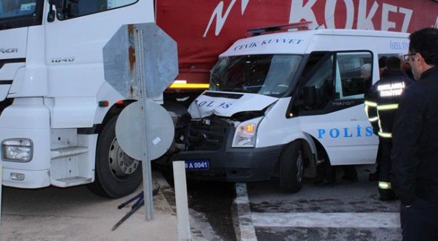 Çevik Kuvvet minibüsü TIR'a çarptı: 11 polis yaralı