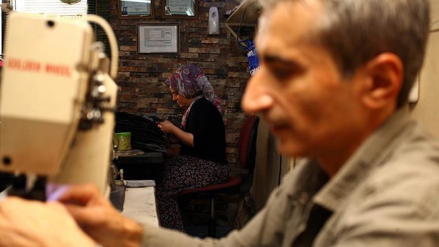 Çevresine kulak asmadı eşi ile açtıkları atölyede 'saya' dikiyor Çevresine kulak asmadı eşi ile açtıkları atölyede 'saya' dikiyor