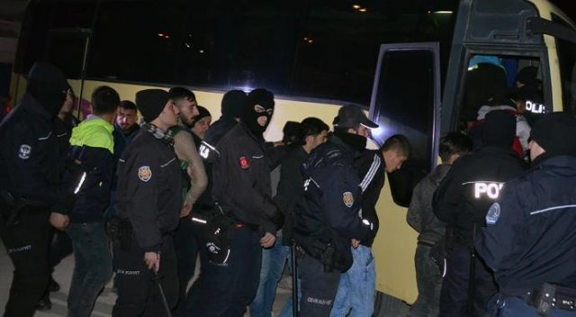 Ceyhan'da bin polis sokağa indi Ceyhan'da bin polis sokağa indi