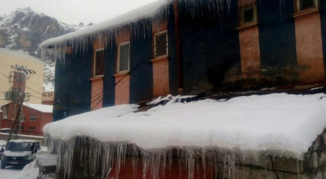 Çukurca’da buz kütleleri bir metreyi aştı Çukurca’da buz kütleleri bir metreyi aştı