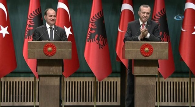Cumhurbaşkanı Erdoğan, Arnavut gazeteciye alkışlarla karşılık verdi