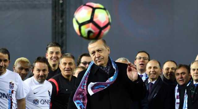 Cumhurbaşkanı sahaya indi, coşku zirve yaptı Cumhurbaşkanı sahaya indi, coşku zirve yaptı