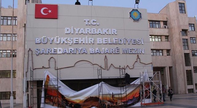 Diyarbakır Büyükşehir Belediyesi tabelası yenilendi
