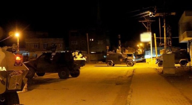 Diyarbakır'da jandarma karakoluna bombalı araçla saldırı Diyarbakır'da jandarma karakoluna bombalı araçla saldırı