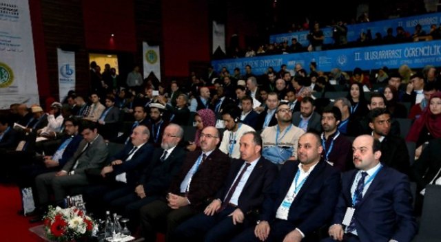 Dünyanın dört bir yanından gelen öğrenciler sempozyumda buluştu