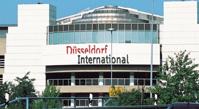 Düsseldorf Havalimanı'nda 14 Türk yolcu bekletiliyor Düsseldorf Havalimanı'nda 14 Türk yolcu bekletiliyor