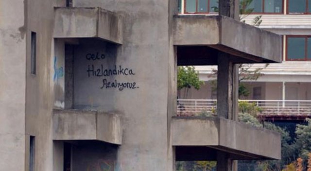 Duvara 'Celo, hızlandıkça azalıyoruz' yazıp ölüme atladı