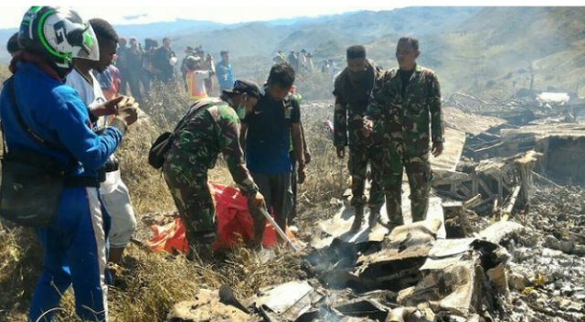 Endonezya'da askeri uçak düştü: 13 ölü
