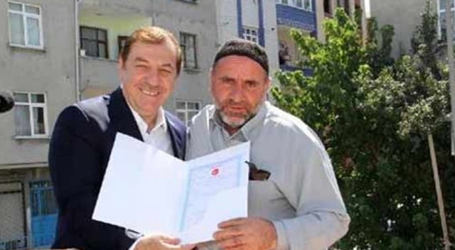 Esenyurt'ta 350 hak sahibi tapularına kavuştu Esenyurt'ta 350 hak sahibi tapularına kavuştu