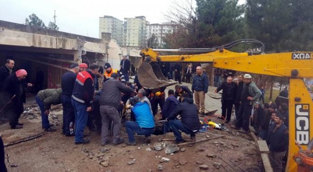 Eski termal binasının tavanı çöktü, göçük altında işçi var Eski termal binasının tavanı çöktü, göçük altında işçi var