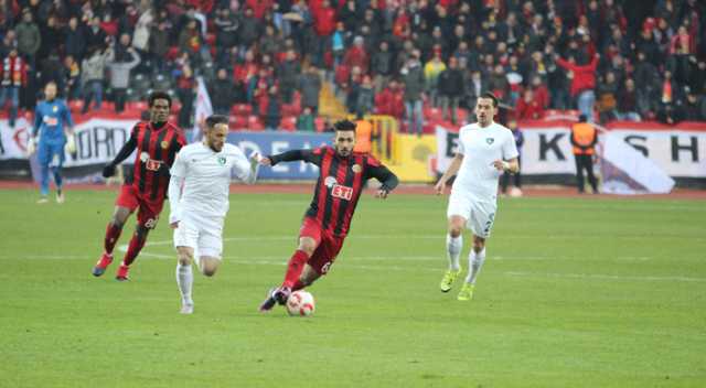 Eskişehirspor bu sezon evindeki ilk yenilgisini aldı Eskişehirspor bu sezon evindeki ilk yenilgisini aldı
