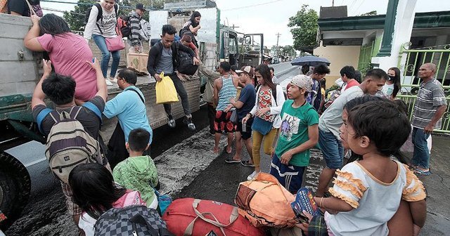 Filipinler'de tayfun nedeniyle 76 bin kişi tahliye edildi Filipinler'de tayfun nedeniyle 76 bin kişi tahliye edildi