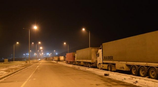 Gürbulak Gümrük Kapısı'nda tır kuyruğu 10 kilometre oldu Gürbulak Gümrük Kapısı'nda tır kuyruğu 10 kilometre oldu