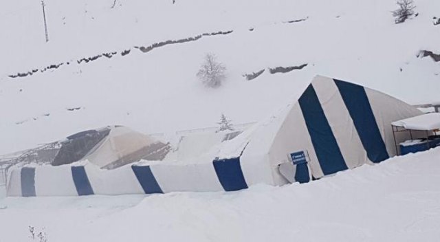 Hakkari'de buz pateni pistinin çatısı kardan çöktü Hakkari'de buz pateni pistinin çatısı kardan çöktü