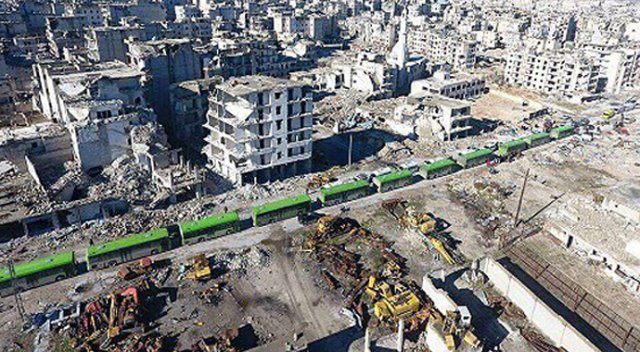 Halep'te ilk tahliye konvoyu muhaliflerin kontrolündeki bölgeye ulaştı Halep'te ilk tahliye konvoyu muhaliflerin kontrolündeki bölgeye ulaştı