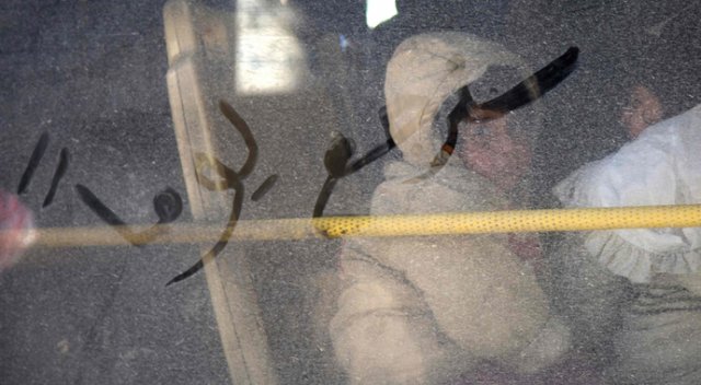 Halep'te otobüsün camına bakın ne yazdılar Halep'te otobüsün camına bakın ne yazdılar