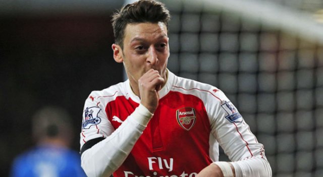 İngiliz basını Mesut Özil'in umursamaz hareketlerini ön plana çıkardı İngiliz basını Mesut Özil'in umursamaz hareketlerini ön plana çıkardı