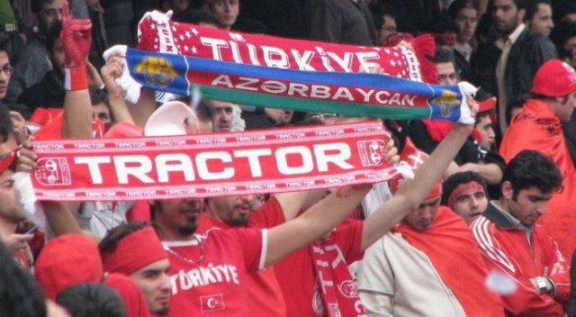 İran'da futbol taraftarlarından Halep'e destek İran'da futbol taraftarlarından Halep'e destek