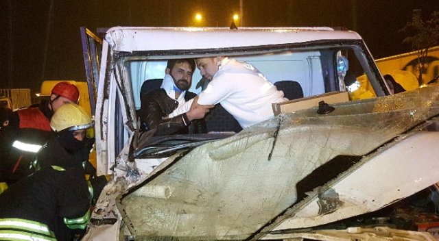 Kamyonet tıra çarptı: 2 yaralı Kamyonet tıra çarptı: 2 yaralı