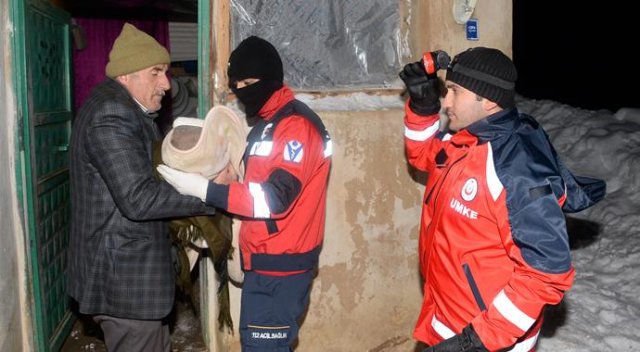 Kar geçit vermeyince hastaya yürüyerek ulaştılar